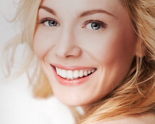 Visage d'une femme souriante