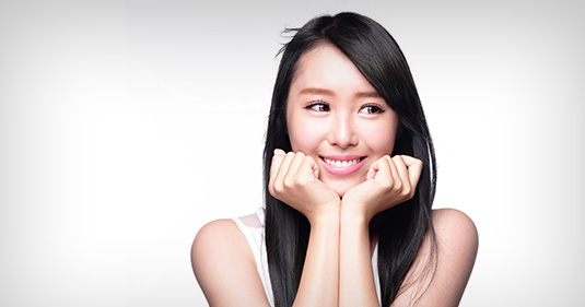 Jolie femme asiatique heureuse